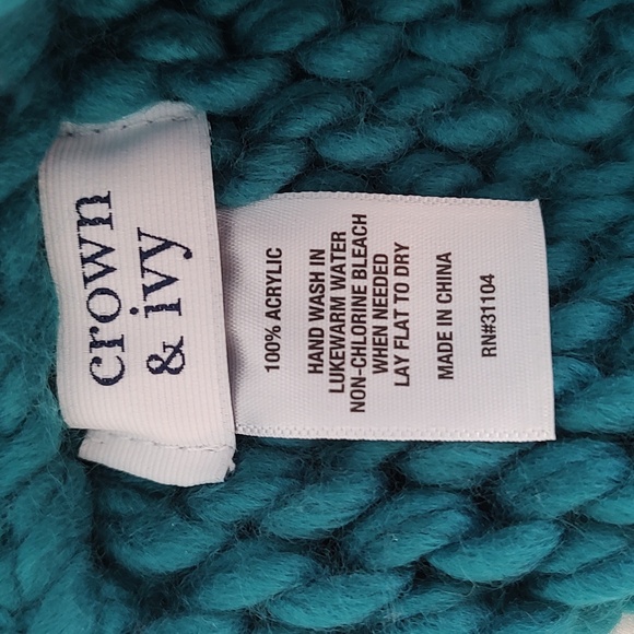 Crown & Ivy Winter Bennie w/Large Pom Pom/ One size - Picture 2 of 4